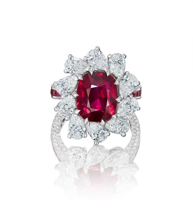 Кольцо с рубином и бриллиантами 