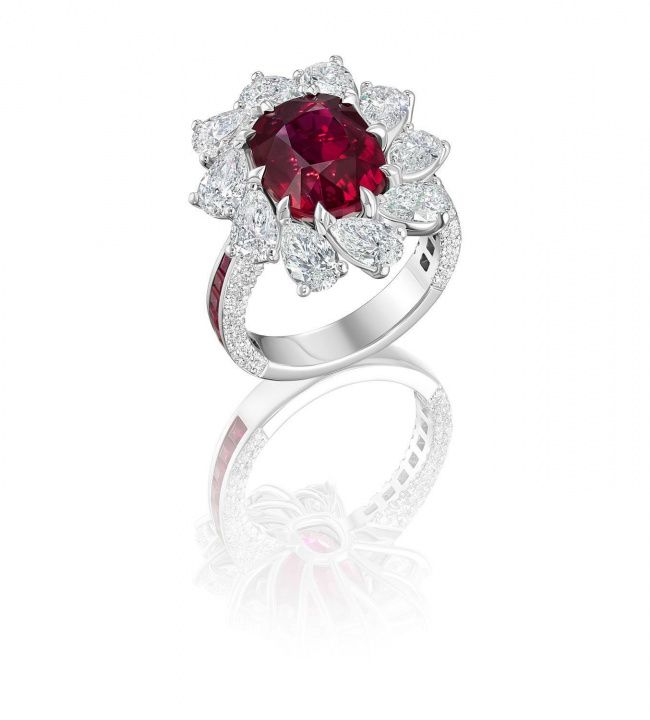 Кольцо с рубином и бриллиантами 